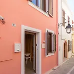 Lägenhet Kotsifi - Cozy 2br With Rooftop Terrace! *